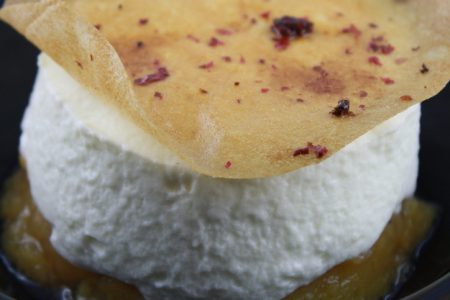 La Pêche Confite, Siphon Chocolat Blanc et Poivre Rouge est l'un des desserts de la carte de mai 2023. Le Restaurant Chez Les Garçons est situé en plein cœur du centre historique de Rennes, à deux pas de la Cathédrale Saint Pierre et de la place des Lices. Nous vous proposons des plats raffinés, authentiques, renouvelés au fil des saisons dans un cadre chaleureux et une ambiance cosy et décontractée parfaite pour vous accueillir à l’occasion de vos soirées en tête à tête, en famille, entre amis ou pour partager un moment avec vos collègues.