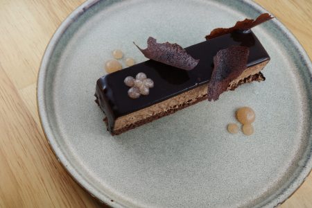 Le Carrément Chocolat, Gelée au Vinaigre de Sakura est un des desserts de la carte de juin 2024. 
Le Restaurant Chez Les Garçons est situé en plein cœur du centre historique de Rennes, à deux pas de la Cathédrale Saint Pierre et de la place des Lices. Nous vous proposons des plats raffinés, authentiques, renouvelés au fil des saisons dans un cadre chaleureux et une ambiance cosy et décontractée parfaite pour vous accueillir à l’occasion de vos soirées en tête à tête, en famille, entre amis ou pour partager un moment avec vos collègues.