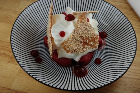 Les Fraises Pochées au Balsamique Noir, Siphon Buratta et Tuile Sésame est un des desserts de la carte de juin 2024. 
Le Restaurant Chez Les Garçons est situé en plein cœur du centre historique de Rennes, à deux pas de la Cathédrale Saint Pierre et de la place des Lices. Nous vous proposons des plats raffinés, authentiques, renouvelés au fil des saisons dans un cadre chaleureux et une ambiance cosy et décontractée parfaite pour vous accueillir à l’occasion de vos soirées en tête à tête, en famille, entre amis ou pour partager un moment avec vos collègues.