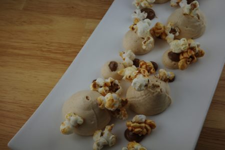 La Mousse au Maïs Caramélisé, Praliné et PopCorn est un des desserts de la carte de juin 2024. 
Le Restaurant Chez Les Garçons est situé en plein cœur du centre historique de Rennes, à deux pas de la Cathédrale Saint Pierre et de la place des Lices. Nous vous proposons des plats raffinés, authentiques, renouvelés au fil des saisons dans un cadre chaleureux et une ambiance cosy et décontractée parfaite pour vous accueillir à l’occasion de vos soirées en tête à tête, en famille, entre amis ou pour partager un moment avec vos collègues.