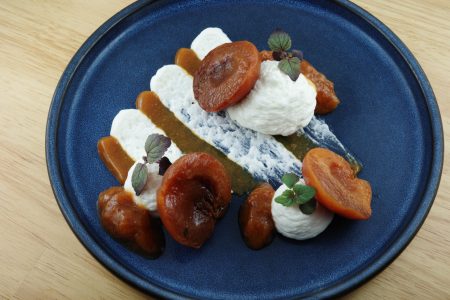 Le Tartare et Compotée d’Abricots, Mousse Amaretto est un des desserts de la carte de juin 2024. 
Le Restaurant Chez Les Garçons est situé en plein cœur du centre historique de Rennes, à deux pas de la Cathédrale Saint Pierre et de la place des Lices. Nous vous proposons des plats raffinés, authentiques, renouvelés au fil des saisons dans un cadre chaleureux et une ambiance cosy et décontractée parfaite pour vous accueillir à l’occasion de vos soirées en tête à tête, en famille, entre amis ou pour partager un moment avec vos collègues.