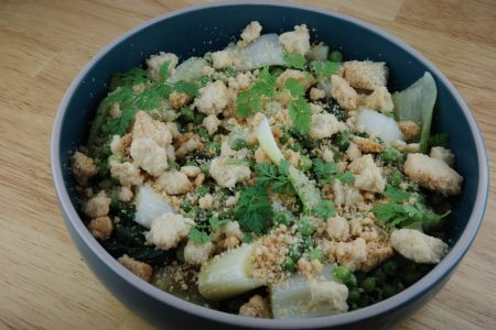 Le Crumble de Légumes verts au Parmesan est le plat végétarien de la carte de juin 2024. 
Le Restaurant Chez Les Garçons est situé en plein cœur du centre historique de Rennes, à deux pas de la Cathédrale Saint Pierre et de la place des Lices. Nous vous proposons des plats raffinés, authentiques, renouvelés au fil des saisons dans un cadre chaleureux et une ambiance cosy et décontractée parfaite pour vous accueillir à l’occasion de vos soirées en tête à tête, en famille, entre amis ou pour partager un moment avec vos collègues.